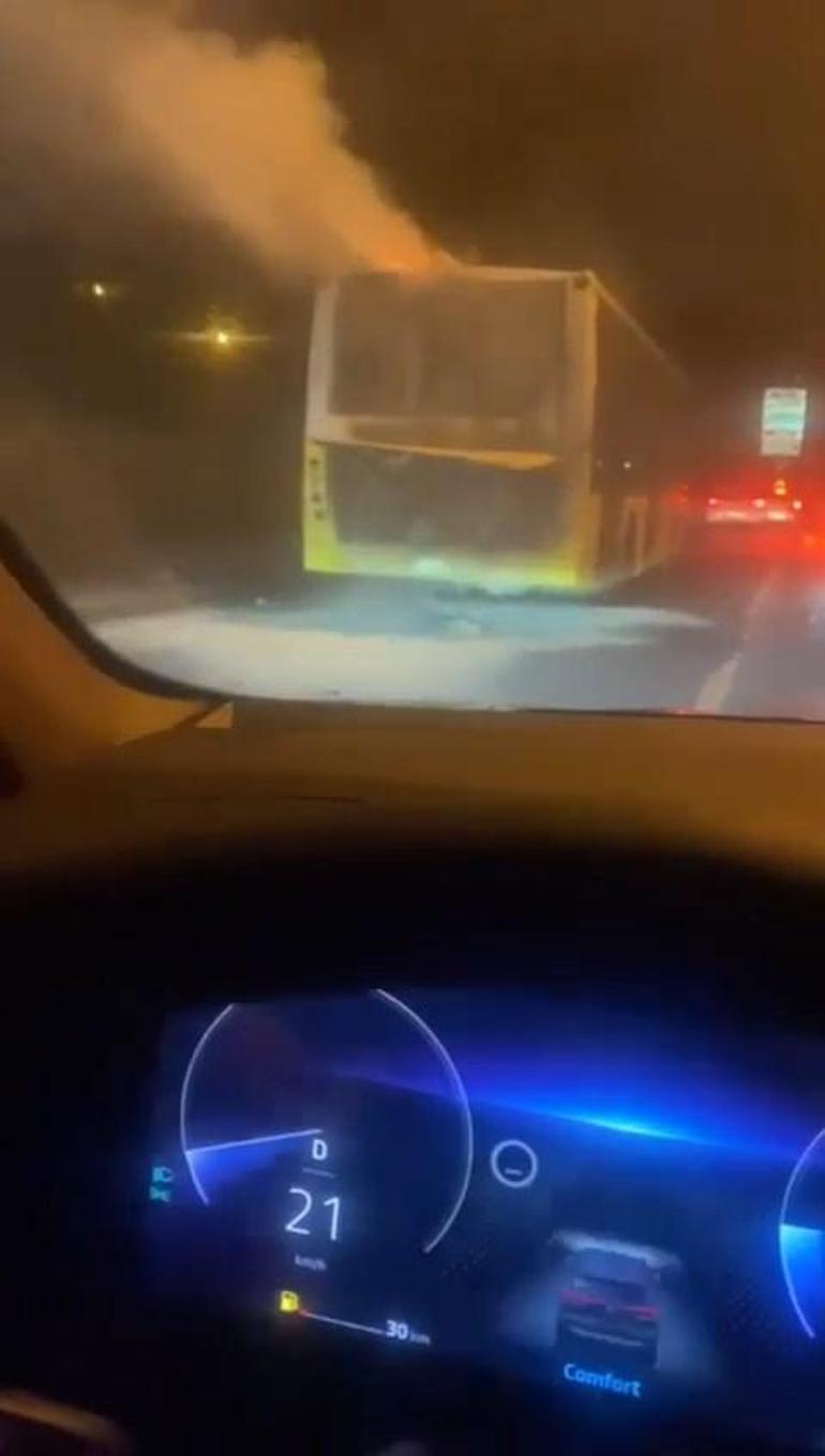 Üsküdar'da İETT otobüsü yandı
