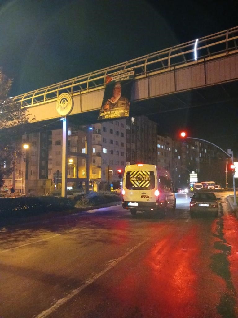 Eskişehir’de Kassam Tugayları Sözcüsü Ebu Ubeyde’nin posteri asıldı