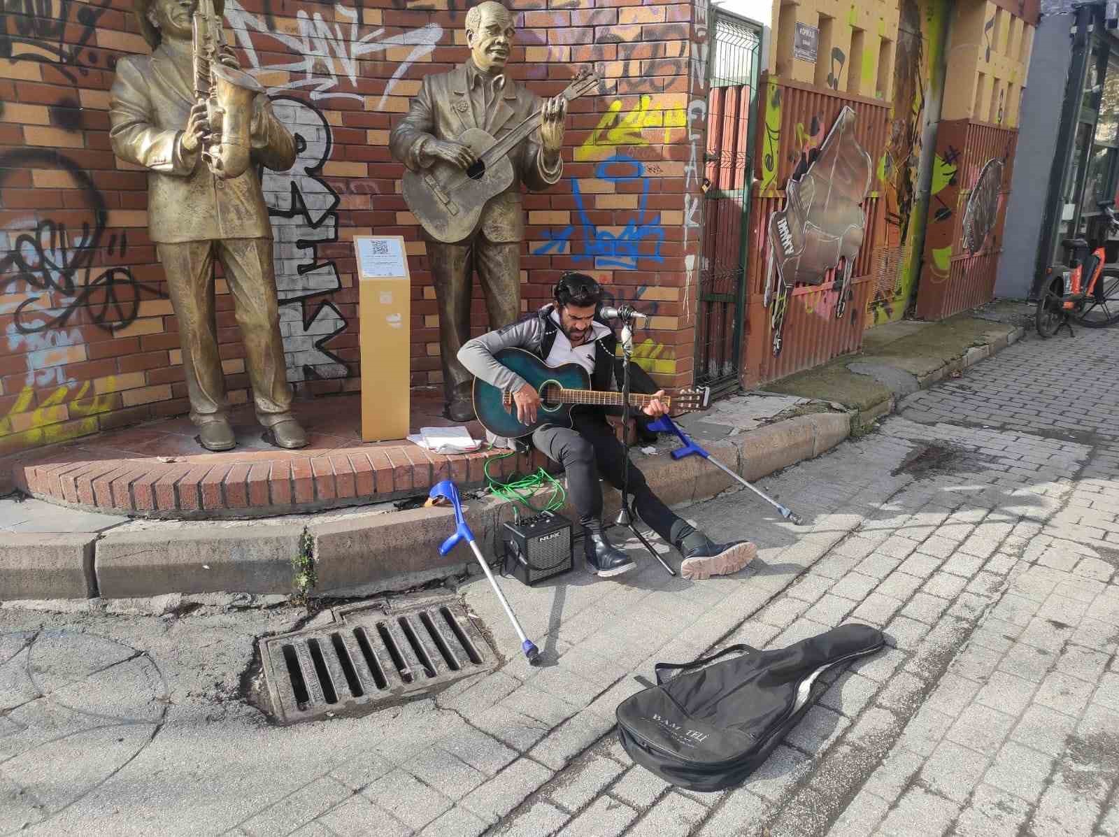 Yürüme engelli sanatçı şarkı söylemek için yaz-kış sokakta