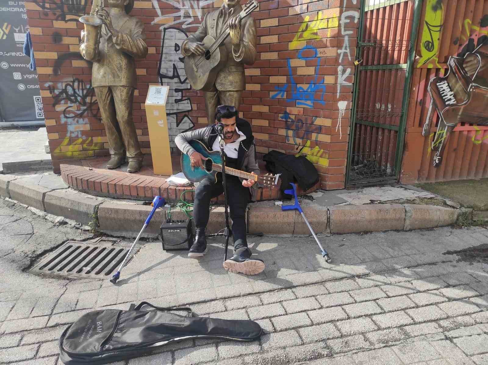 Yürüme engelli sanatçı şarkı söylemek için yaz-kış sokakta