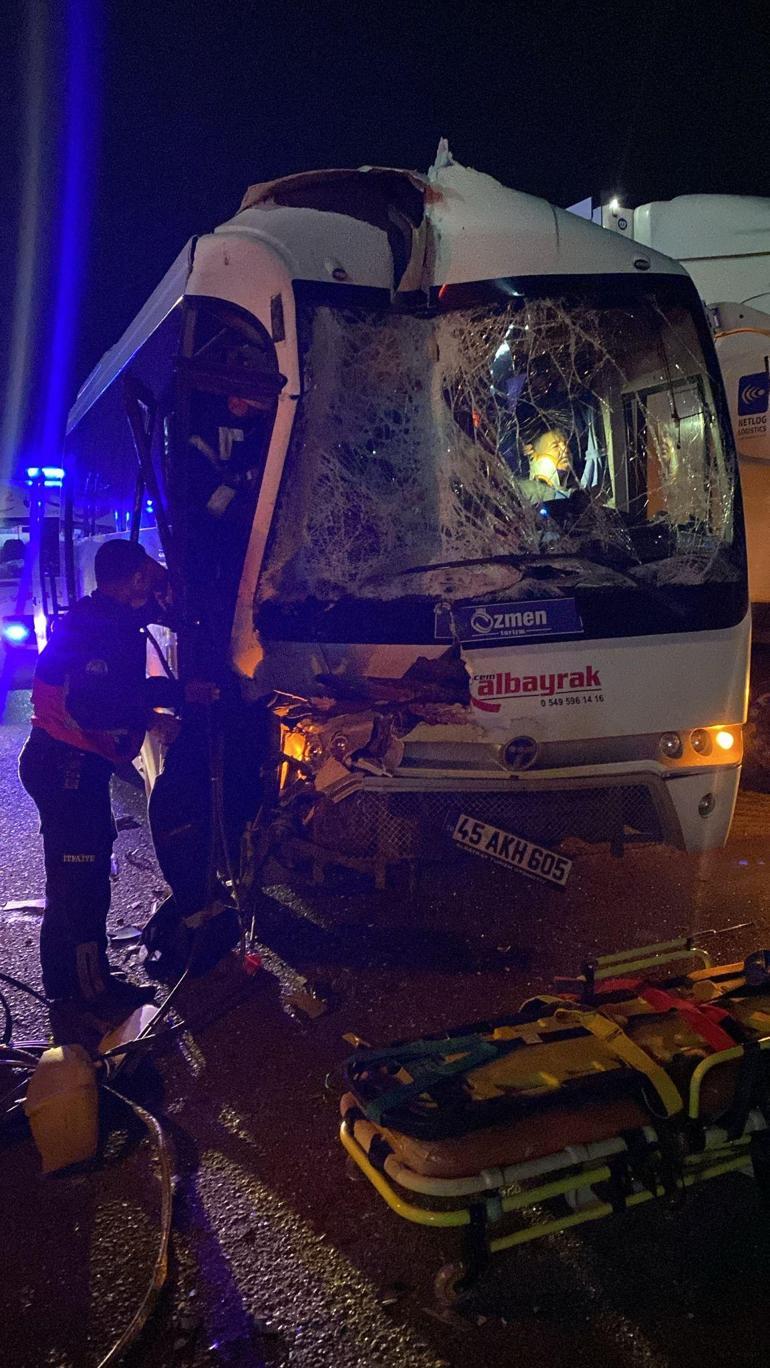 Servis minibüsü, TIR’a arkadan çarptı: 12 yaralı