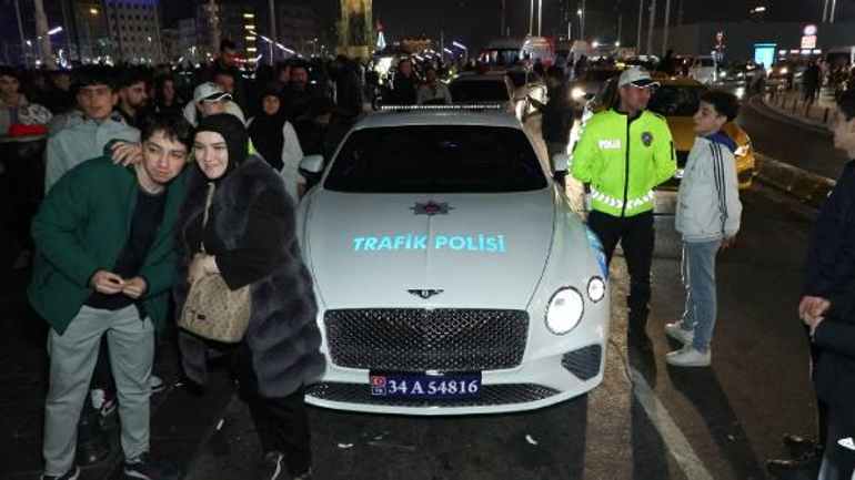 Suç örgütlerinden ele geçirilen lüks araçlar yılbaşında Taksim Meydanı'nda