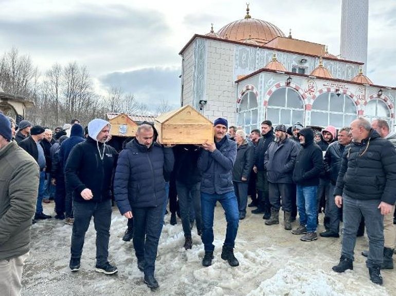 Cenazeye giderken kazada ölen çift son yolculuklarına uğurlandı