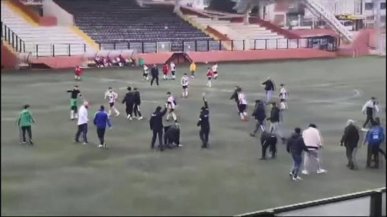 Avcılar'da futbol maçındaki kavgayı polis havaya ateş açarak ayırdı