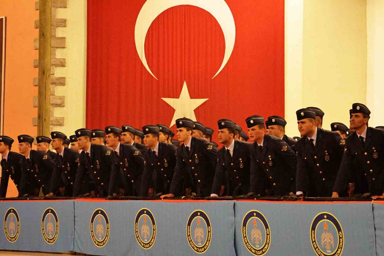 Başkan Işık, Kütahya Hava Er Eğitim Tugay Komutanlığındaki yemin törenine katıldı
