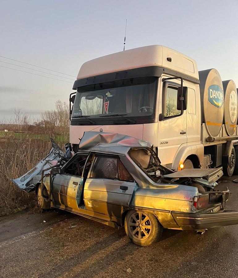 Süt toplama kamyonuyla çarpışan otomobilin sürücüsü Akın, hayatını kaybetti