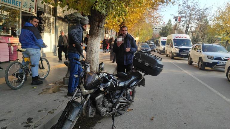 Minibüs sürücüsü, aracına motosikletiyle çarpan gazeteciyi darbetti