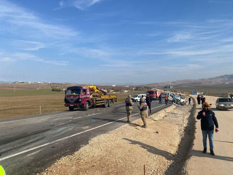 Siirt'te 3 aracın karıştığı kaza; TIR şoförü öldü, 1'i ağır 2 yaralı