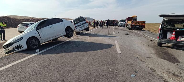 Siirt'te 3 aracın karıştığı kaza; TIR şoförü öldü, 1'i ağır 2 yaralı