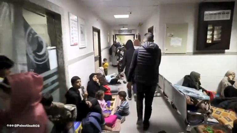 Filistin Kızılayı, Al-Amal hastanesine sığınanların görüntüsünü paylaştı