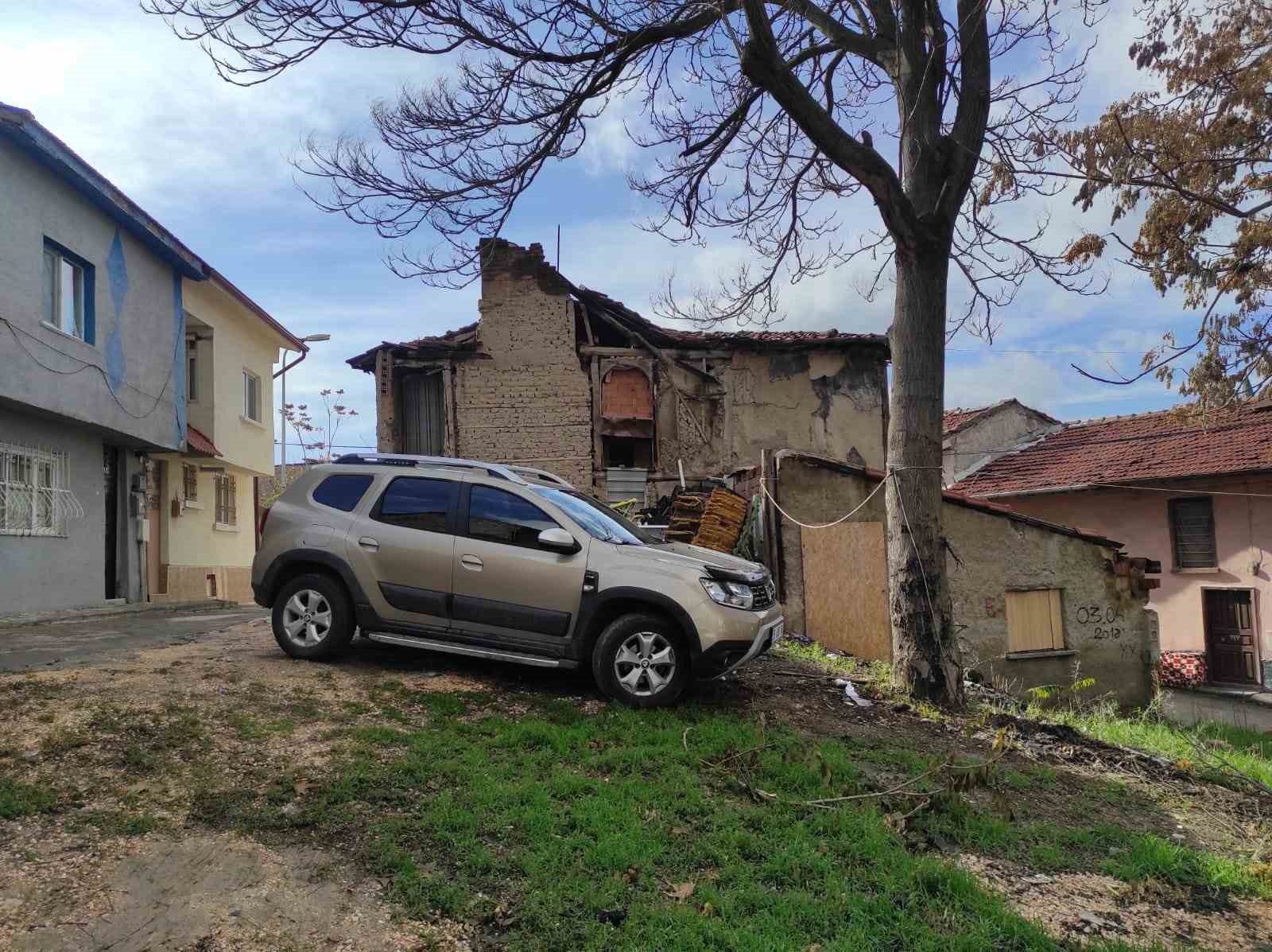 Metruk ev mahalle sakinlerini endişelendiriyor