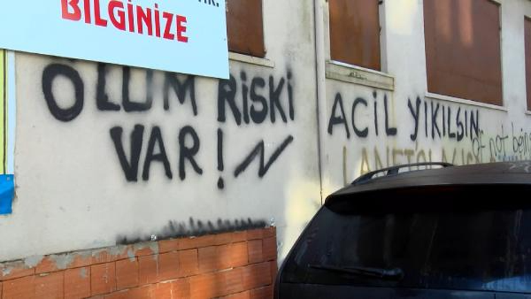 Beyoğlu'nda bina girişinde ceset bulundu