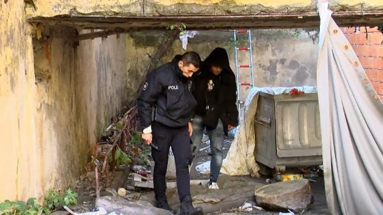 Beyoğlu'nda bina girişinde ceset bulundu