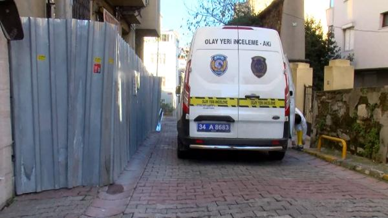 Beyoğlu'nda bina girişinde ceset bulundu