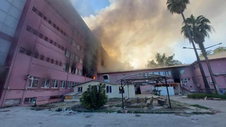 Adana'da kullanılmayan hastane binasının deposunda yangın