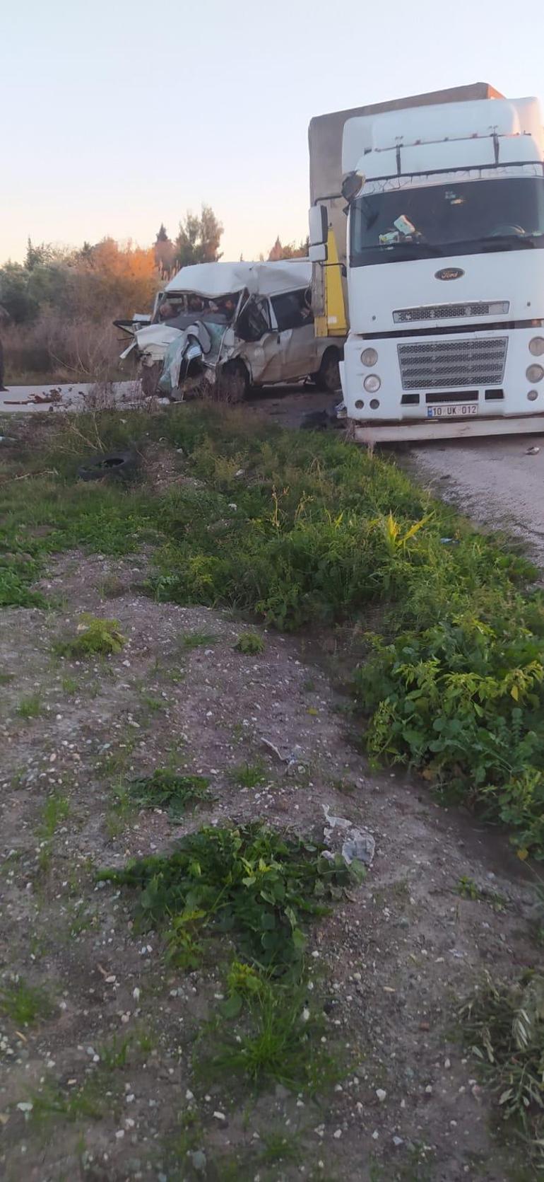 Osmaniye'de minibüs ile TIR çarpıştı: 2 ölü, 2 yaralı