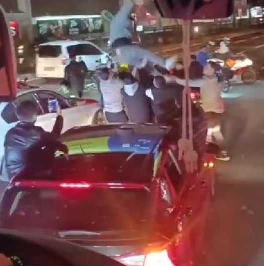 Beşiktaş'ta asker uğurlama konvoyu yolu trafiğe kapattı