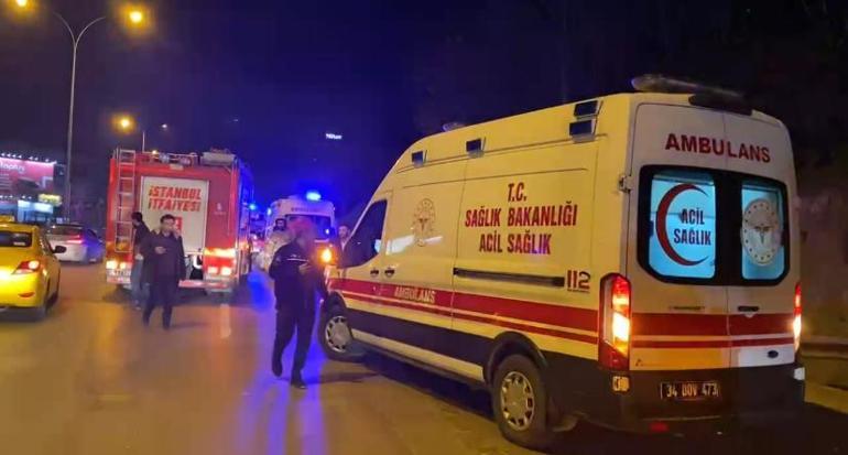 Kadıköy'de otomobile çarpan araç bariyerlere vurdu; sürücüyü itfaiye kurtardı