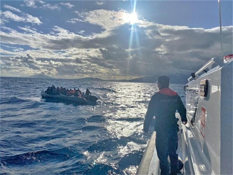 Bodrum'da arızalanan tekne ile bottaki 136 kaçak göçmen kurtarıldı