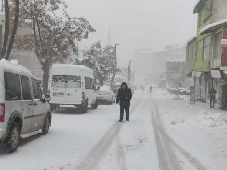 Karlıova’da 23 köy yolu kapandı, eğitime bir gün ara verildi