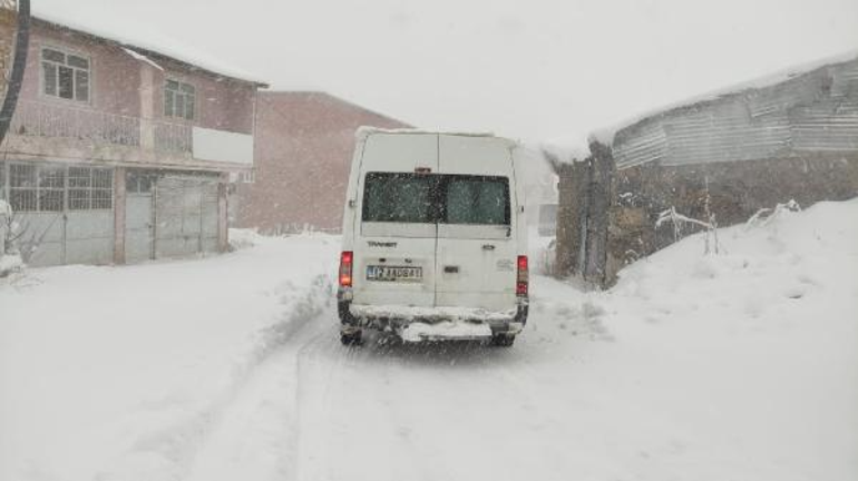 Karlıova’da 23 köy yolu kapandı, eğitime bir gün ara verildi