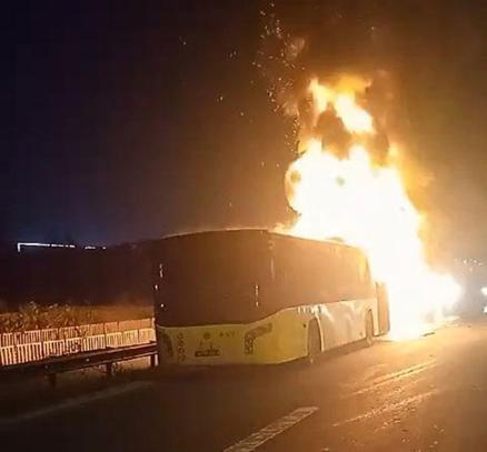 Bahçelievler Basın Ekspres Yolu'nda İETT otobüsü alev alev yandı