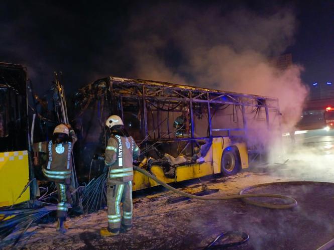 Bahçelievler Basın Ekspres Yolu'nda İETT otobüsü alev alev yandı