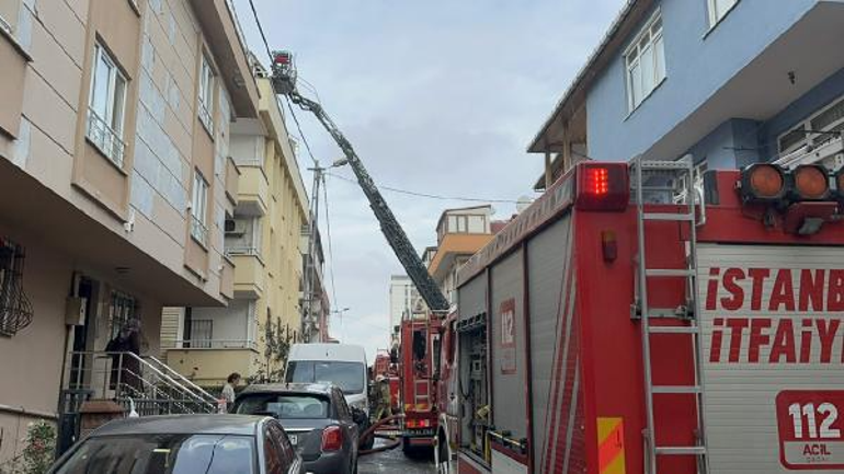 Ataşehir'de 4 katlı binanın çatı katında yangın