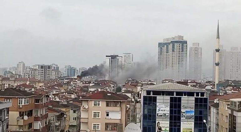 Ataşehir'de 4 katlı binanın çatı katında yangın