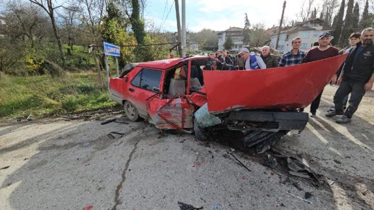 Otomobiller kafa kafaya çarpıştı: 1'i ağır, 3 yaralı