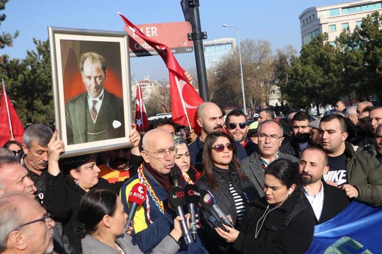 Türk bayrakları ve Atatürk posterleriyle Anıtkabir'e yürüdüler