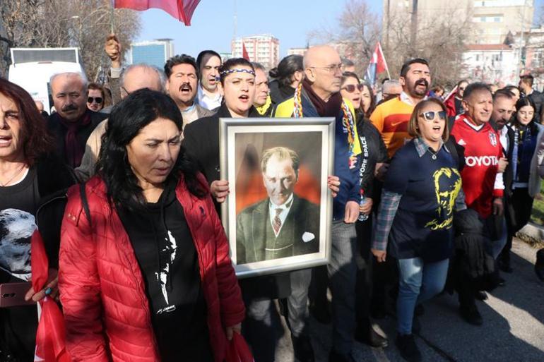 Türk bayrakları ve Atatürk posterleriyle Anıtkabir'e yürüdüler