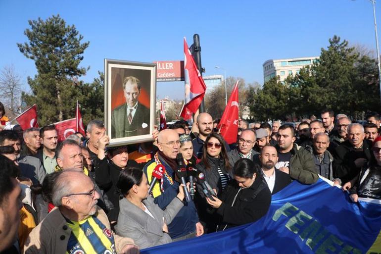 Türk bayrakları ve Atatürk posterleriyle Anıtkabir'e yürüdüler