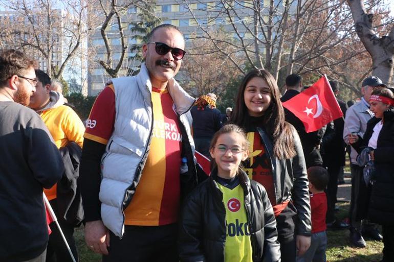 Türk bayrakları ve Atatürk posterleriyle Anıtkabir'e yürüdüler