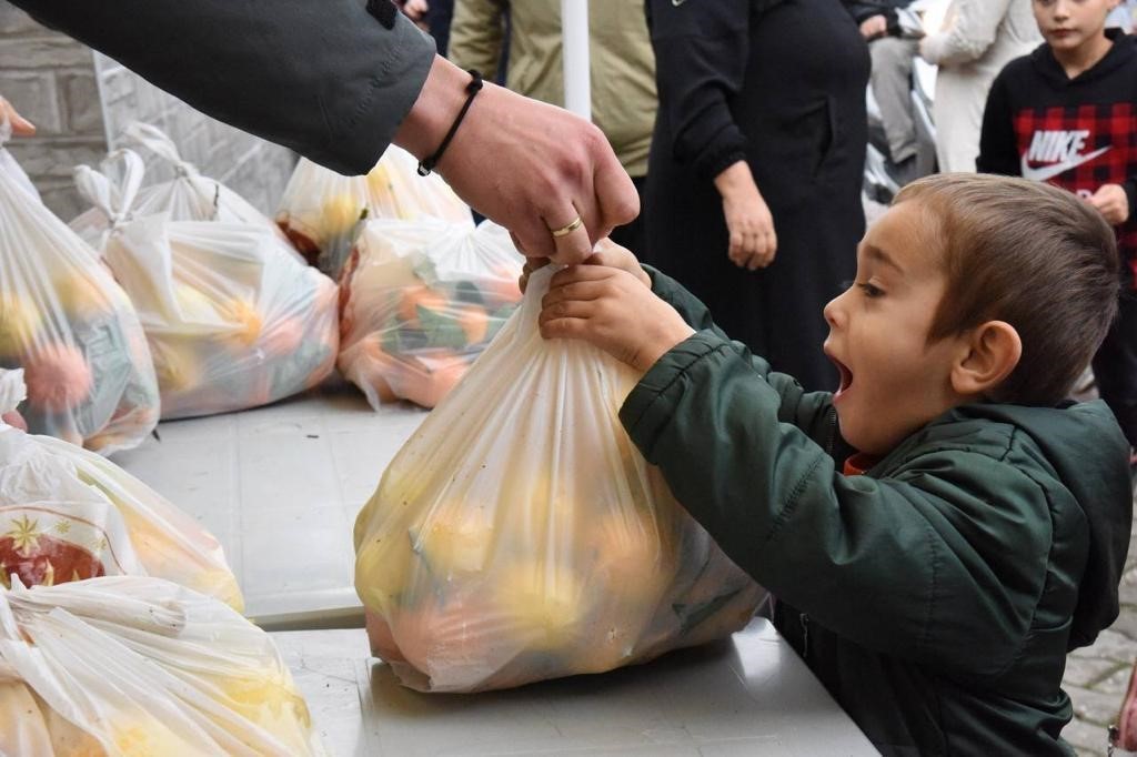 20 ton mandalina ve limon vatandaşlara dağıtıldı