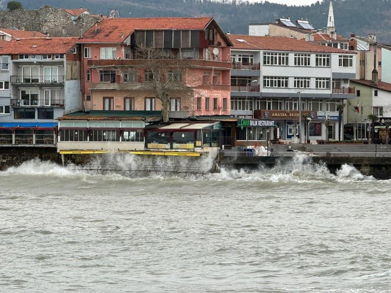 Amasra'da fırtına; balıkçı tekneleri ile destek gemileri limana çekildi