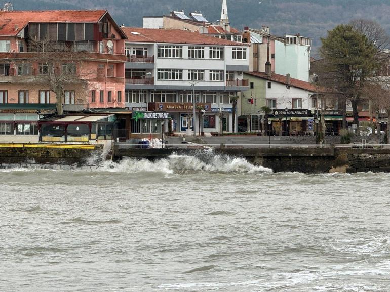 Amasra'da fırtına; balıkçı tekneleri ile destek gemileri limana çekildi