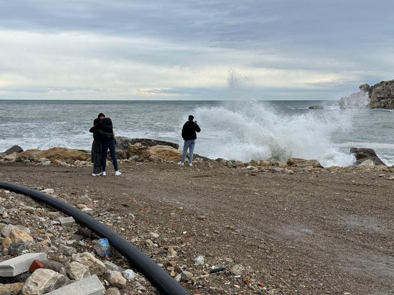 Amasra'da fırtına; balıkçı tekneleri ile destek gemileri limana çekildi