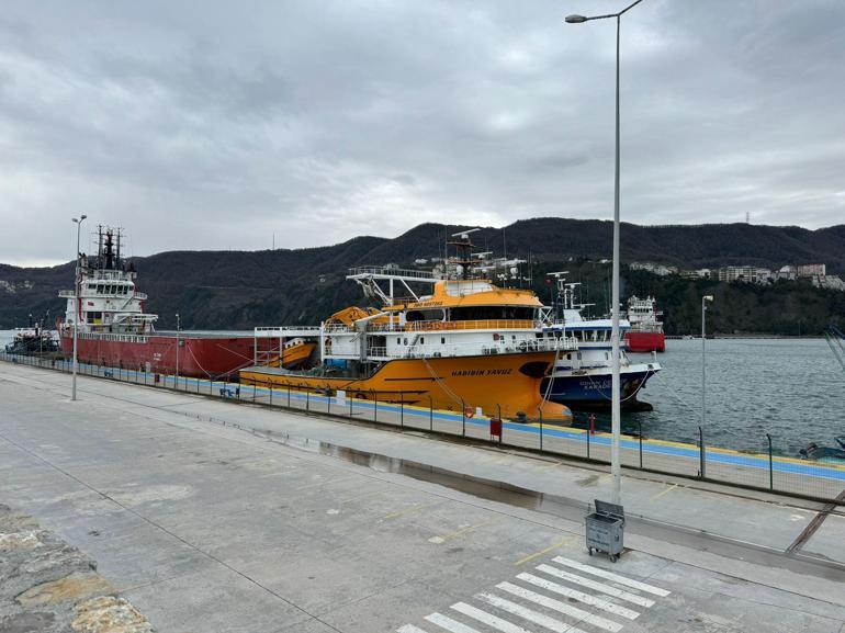 Amasra'da fırtına; balıkçı tekneleri ile destek gemileri limana çekildi