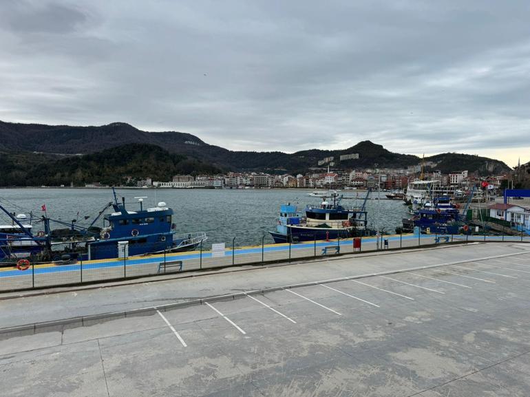 Amasra'da fırtına; balıkçı tekneleri ile destek gemileri limana çekildi