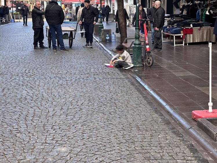 2 çocuk yasağa uymayarak dilendi