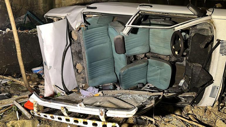 7 metreden Nilüfer Çayı'na uçan otomobildeki 4 kişi yaralandı