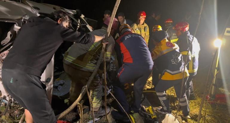 7 metreden Nilüfer Çayı'na uçan otomobildeki 4 kişi yaralandı