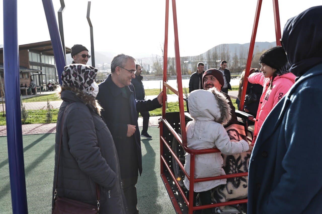 Yedigöller’de vatandaşlarla bir araya geldi