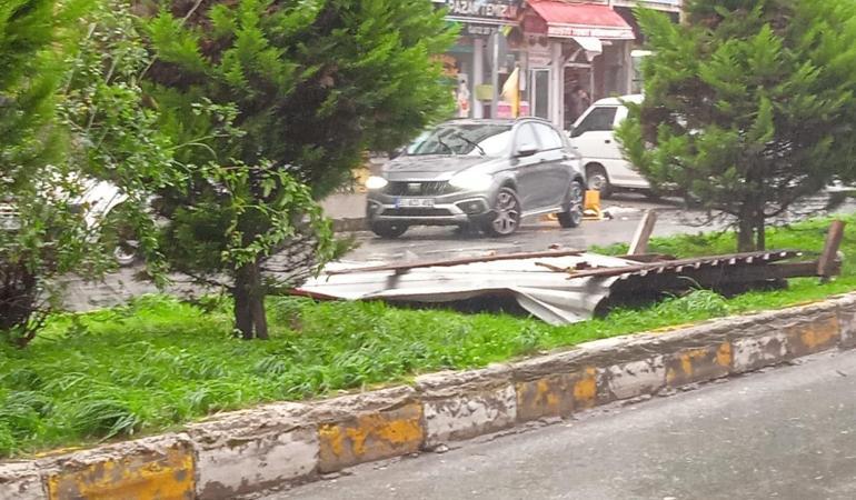 Rize'de fırtına; sac uçtu, ağaç taksinin üzerine devrildi