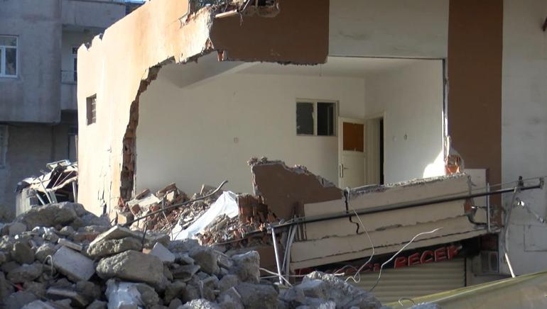 Ağır hasarlı 8 katlı bina yıkım sırasında yanındaki evin üzerine devrildi