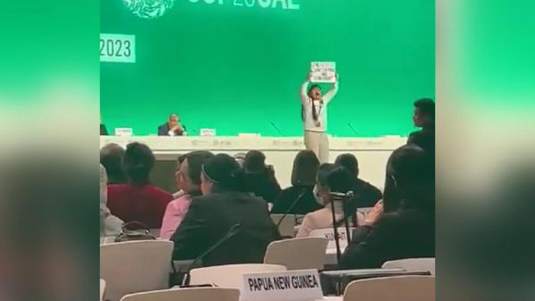 COP28’de iklim protestosu: Elinde pankartla sahneye çıktı
