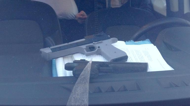 Polisi alarma geçiren ihbarda tabancalar 'oyuncak' çıktı