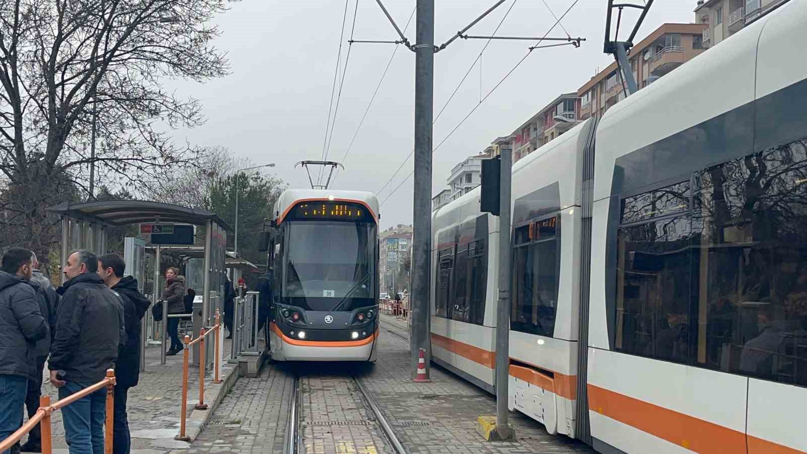 Eskişehir’de tramvaya silah ve bıçakla bindiği iddia edilen 4 şahıs bir yolcuyu darp etti