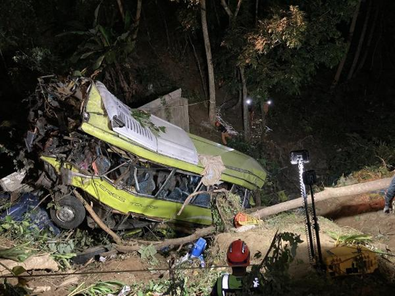 Filipinler’de yolcu otobüsü vadiye uçtu: 17 ölü, 7 yaralı